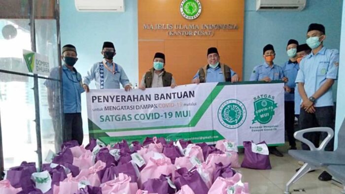 Satgas Covid-19 MUI Salurkan Ratusan Paket Sembako