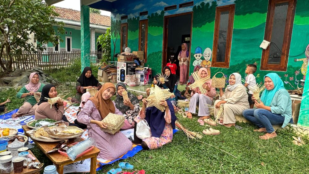 Kisah Inspiratif Alumni PKU Parungpanjang, Bikin Besek Bambu Sukses Tembus Pasar Australia