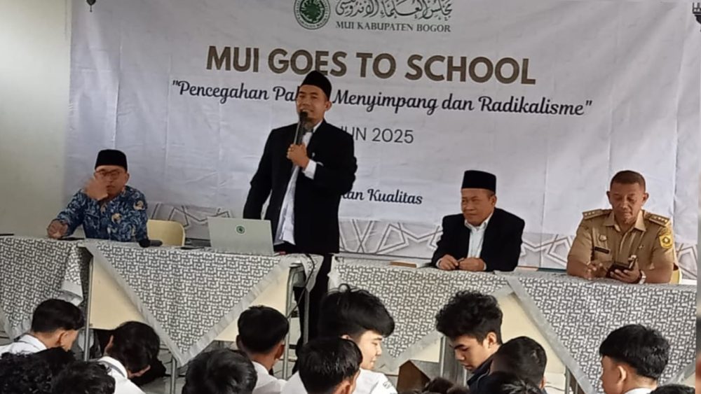 Sekretaris MUI Kecamatan Tenjolaya, Ustadz Marpu, S.Pd.I., saat mengisi materi MGTS di SMAN 1 Tenjolaya, Senin, 17 Maret 2025.