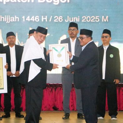 Prof. KH. Ahmad Mukri Aji Dianugerahi Gelar Bapak Kaderisasi Ulama oleh Alumni PKU