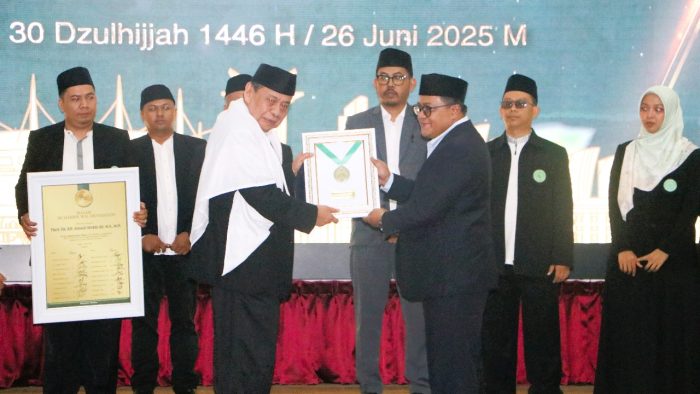 Prof. KH. Ahmad Mukri Aji Dianugerahi Gelar Bapak Kaderisasi Ulama oleh Alumni PKU