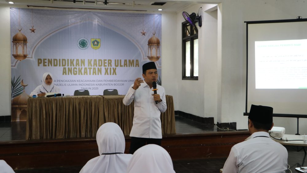 Pimpinan BAZNAS RI, KH. Achmad Sudrajat, Lc., MA., Menjadi Narasumber Pendidikan Kader Ulama (PKU) Angkatan XIX MUI Kabupaten Bogor. Foto: Tim Digital MUI Kab. Bogor