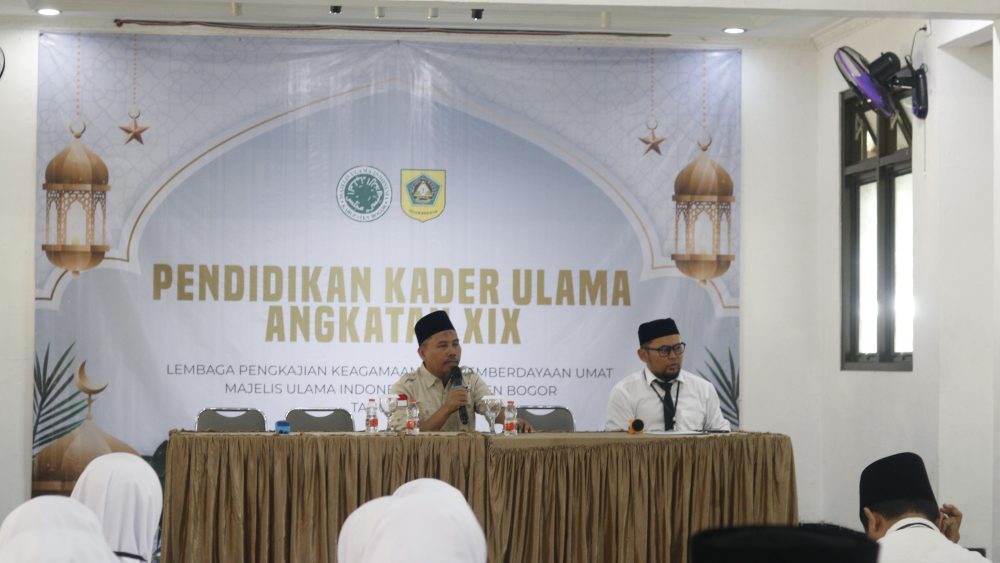 Sejarawan Bogor, Hendra M. Astari saat menjadi narasumber perkuliahan PKU Angkatan XIX. Foto: Tim Digital MUI Kab. Bogor
