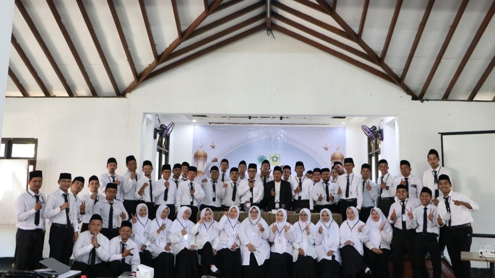 Foto bersama Prof. Dr. Yon Machmudi, Ph.D., dengan peserta PKU angkatan XIX MUI Kabupaten Bogor. Foto: Tim Digital MUI Kab. Bogor
