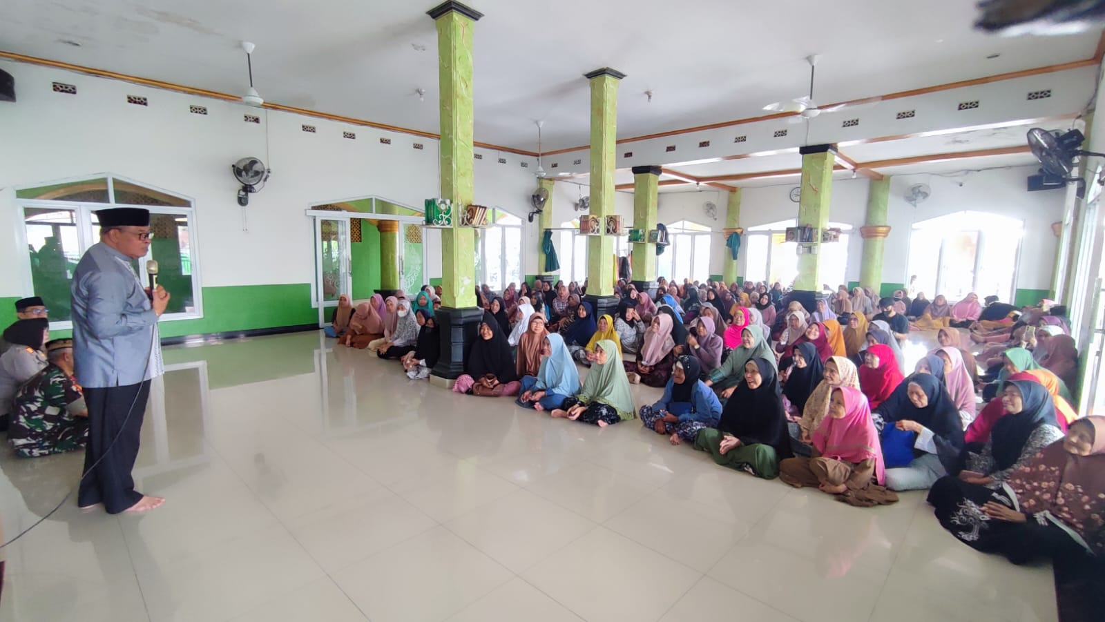 Ketua MUI Kecamatan Kemang, Kiai Zen Fatal Harun saat menyampaikan tausiyah kepada 420 Janda Dhuafa. (Foto: Istimewa)