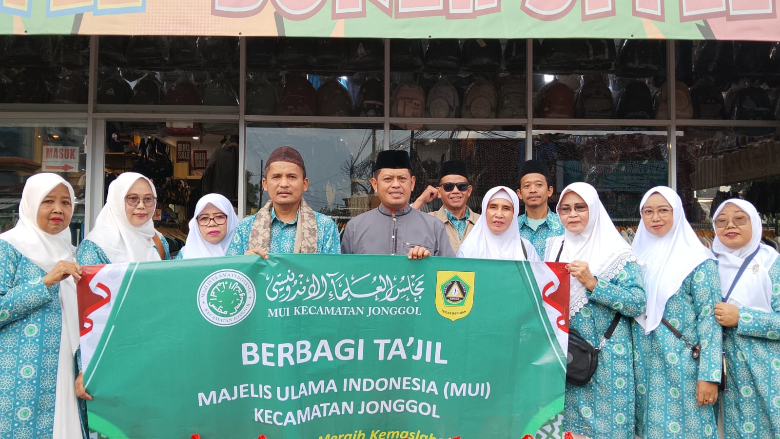 Berbagi Takjil MUI Kecamatan Jonggol. (Foto: Istimewa)