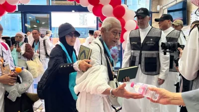 Tangis Bahagia Iringi Langkah Jamaah Haji Indonesia Perdana Tiba di Makkah